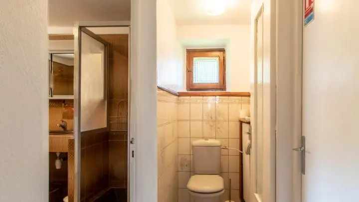 Accès depuis séjour à l'espace bain/sanitaires