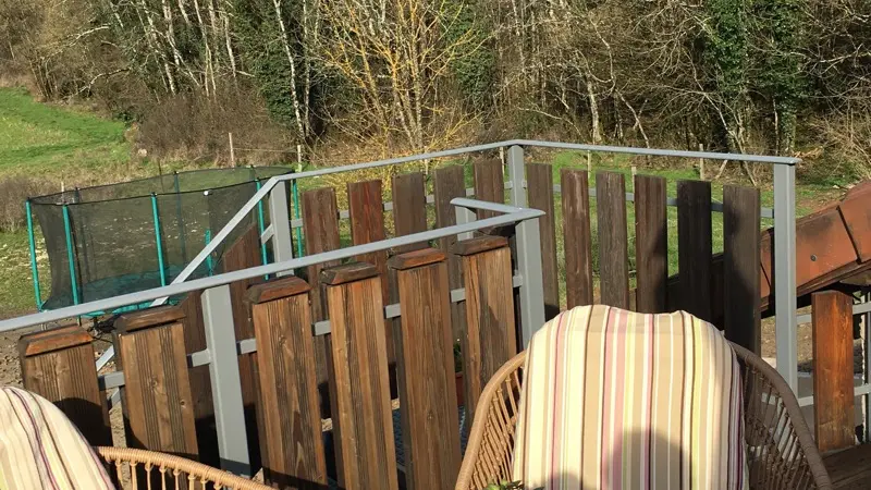 Terrasse avec vue sur les montagnes et les vignes