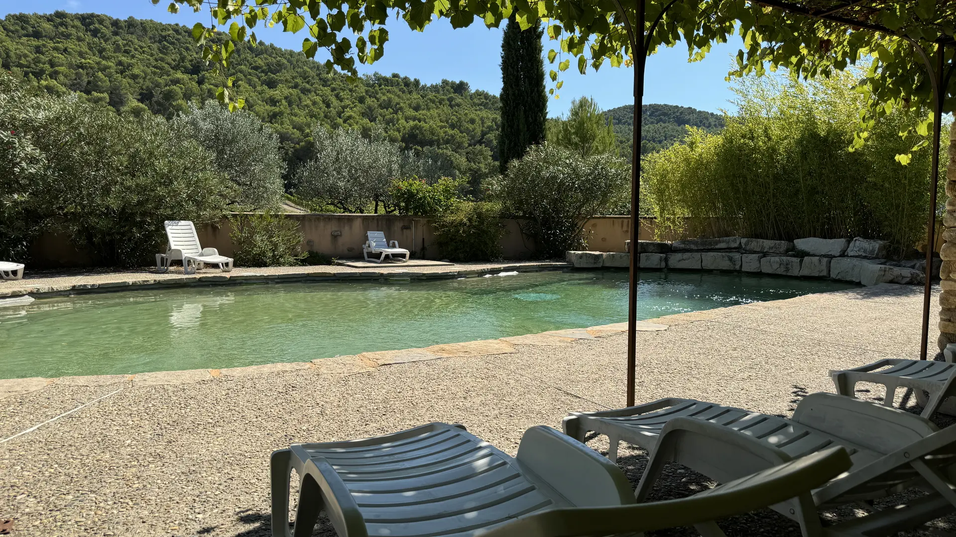 Coin detente piscine avec vue sur les collines