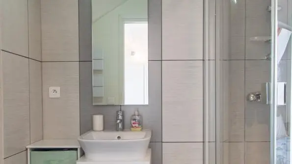 Salle d'eau privative chambre 2