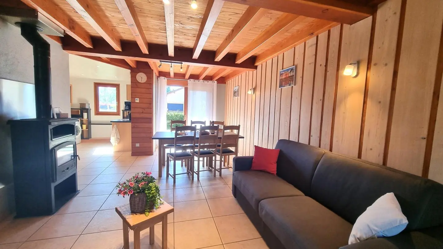 Pièce à vivre : cuisine ouverte sur la salle à manger et l'espace salon.