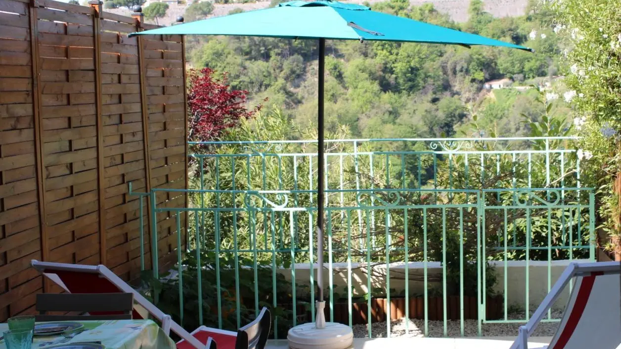 Gîte Face aux remparts de Saint-Paul - Terrasse avec vue sur St Paul de Vence - Gîtes de France Alpes-Maritimes