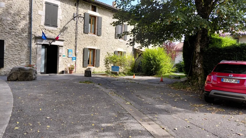 L'entrée du gîte de groupe de Léoncel au coeur du village