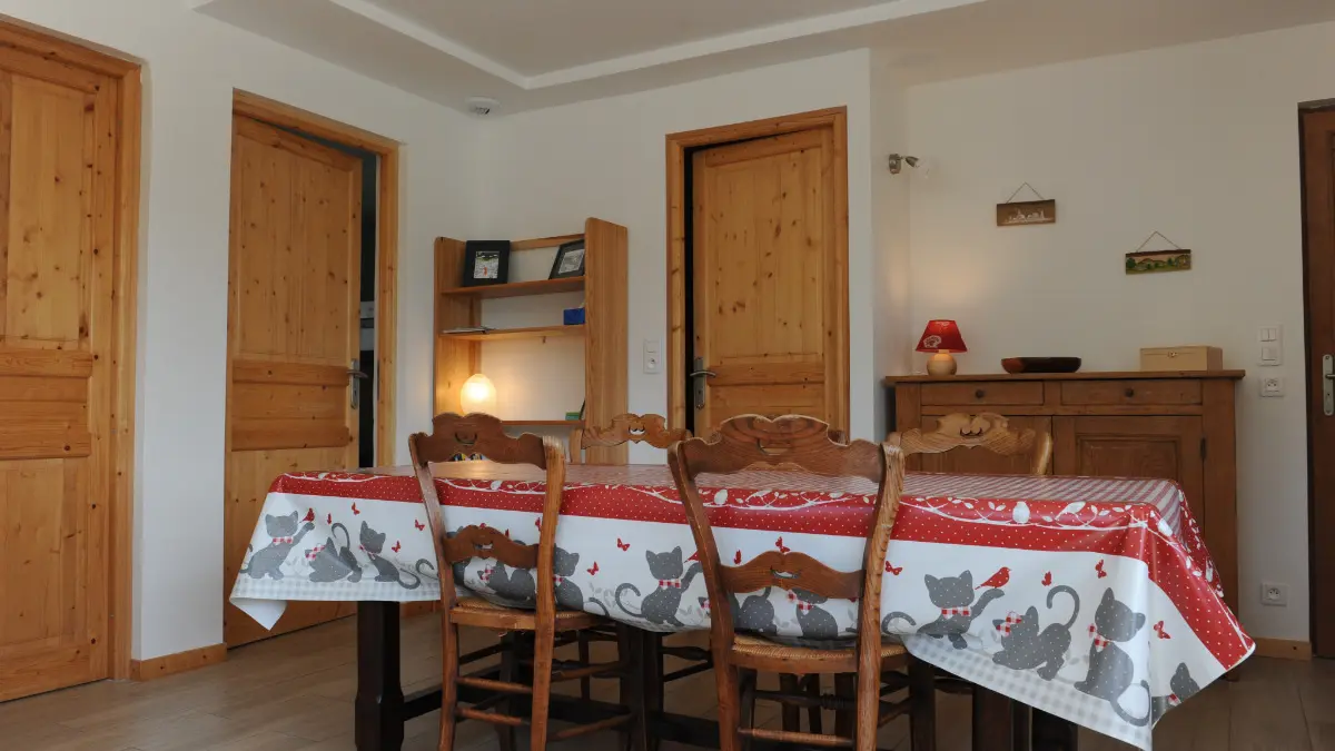 Gîte de La Pierre à Sel - La pièce principale ouvrant sur les 2 chambres et la salle de bain