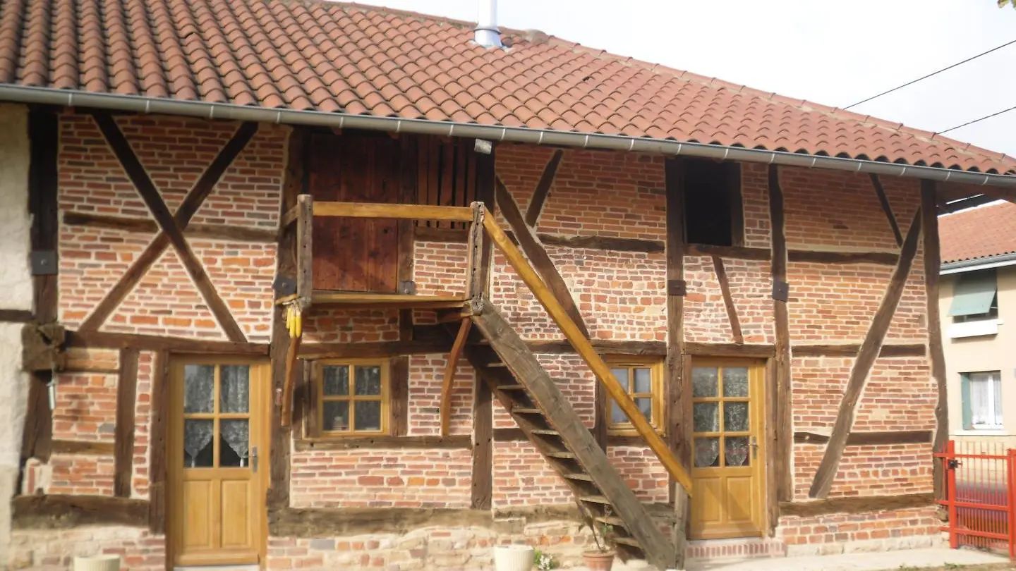 Façade sur cour avec l'entrée du gîte
