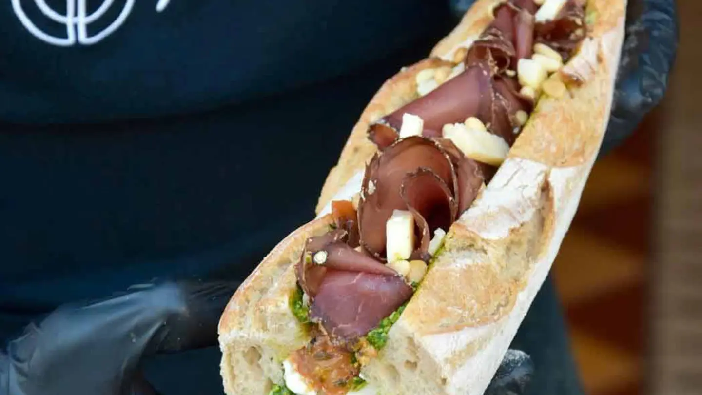 Prepration de sandwich avec des produits frais