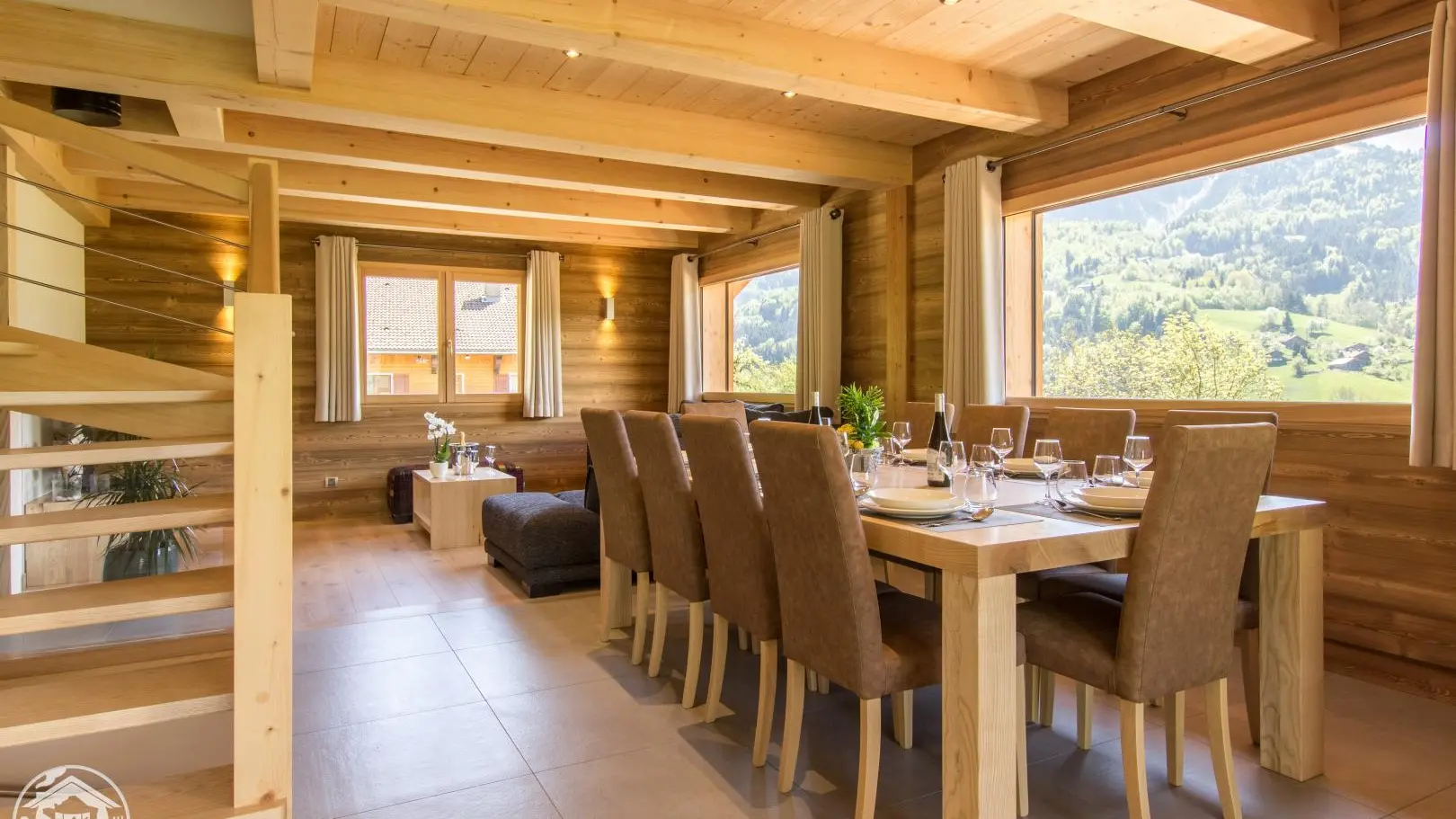 Pièce de vie avec cuisine ouverte sur séjour - salle à manger