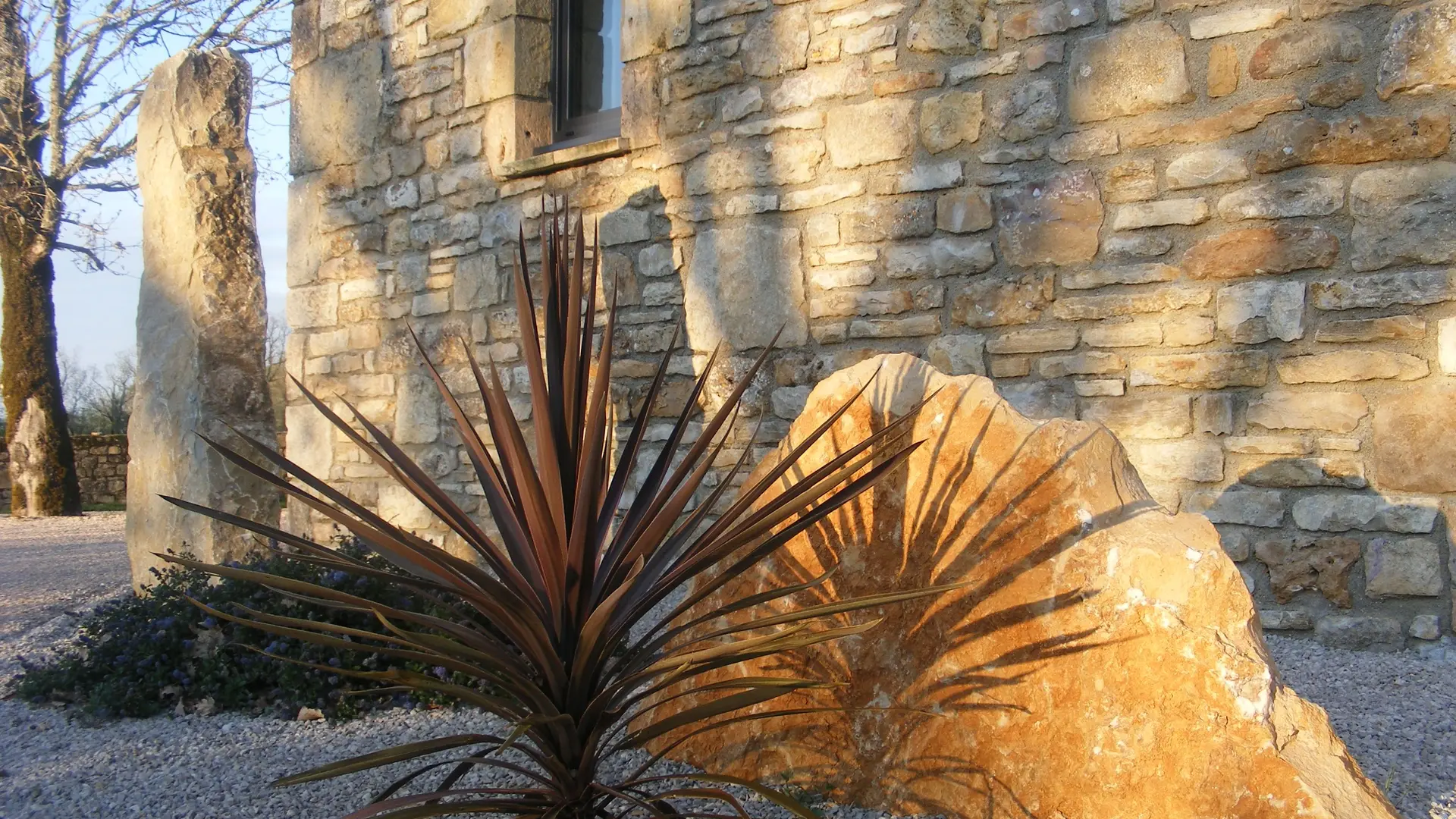 Jeux de lumière sur la pierre au fil des heures. Voir défiler le temps à LOU PAPAGAI