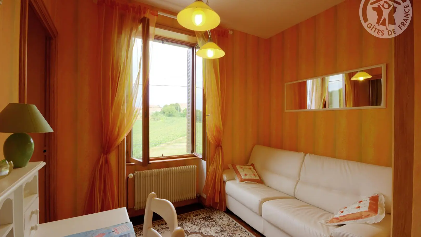 SALON VUE SUR LA CAMPAGNE COQUETTE BUREAU CHAISE BLANCHE BUREAU BLANC CHAMBRE ENSOLEILLEE