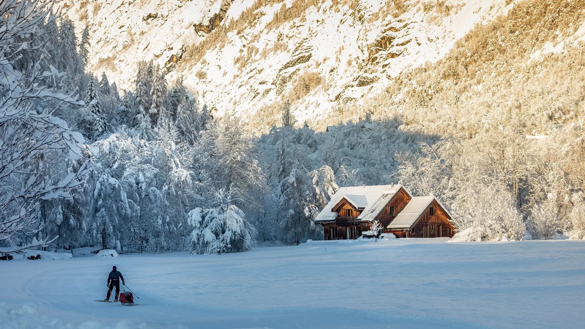 Chalet sous la neige