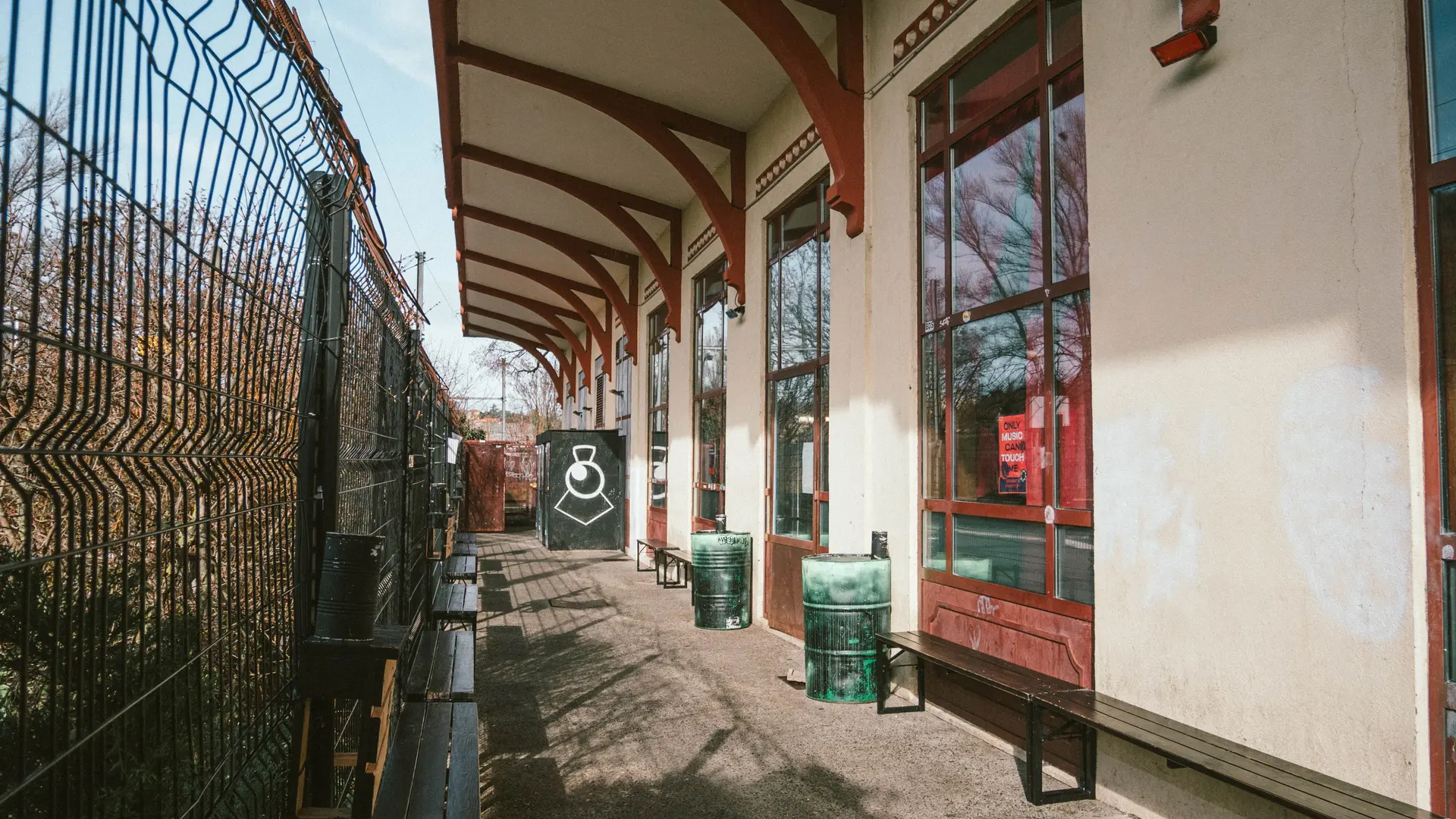 Fumoir qui donne sur le quai de la gare