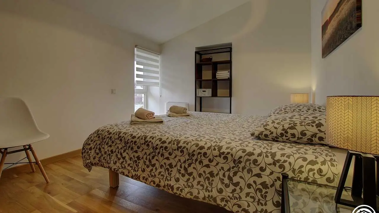 Chambre 1: un lit double 160*200, ou possibilité de 2 lits simples 80*200.