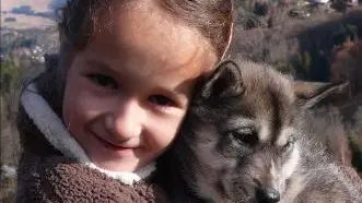 enfant avec chiot