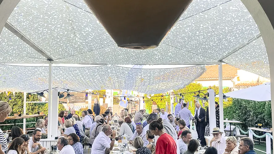 Terrasse animée du Restaurant Juste