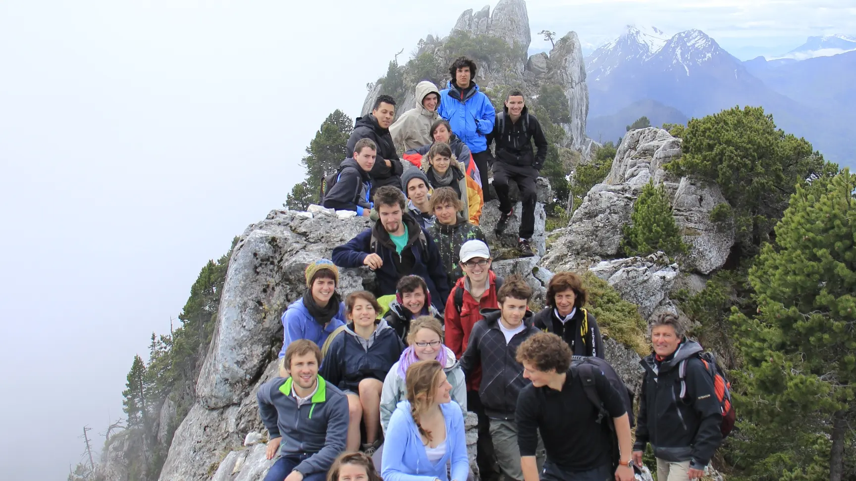 groupe d'individu en montagne