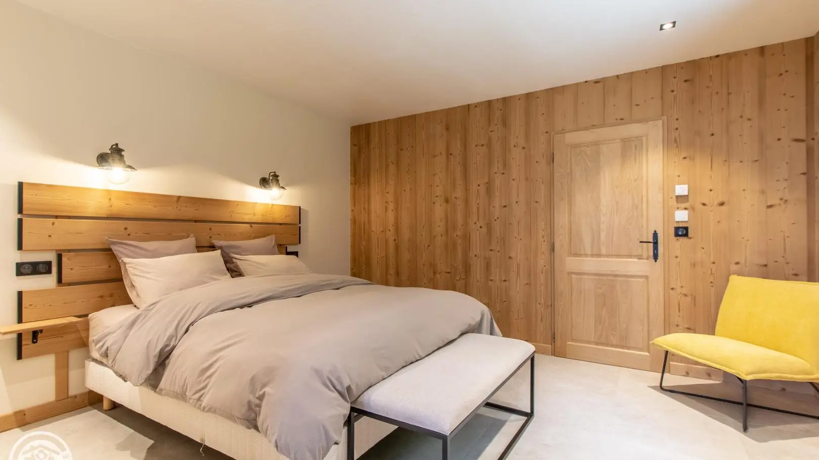 Chambre 1 aménagée pour personne à mobilité réduite, avec sanitaires privatifs. Lit en 160X200 cm