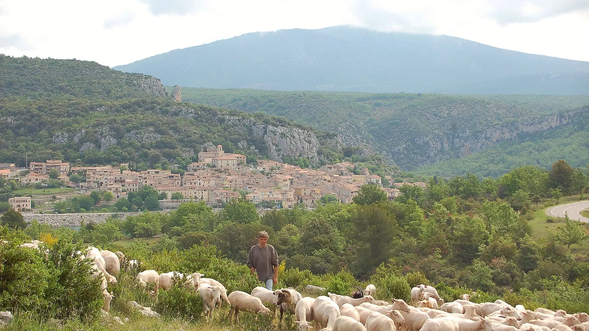 Devant le village