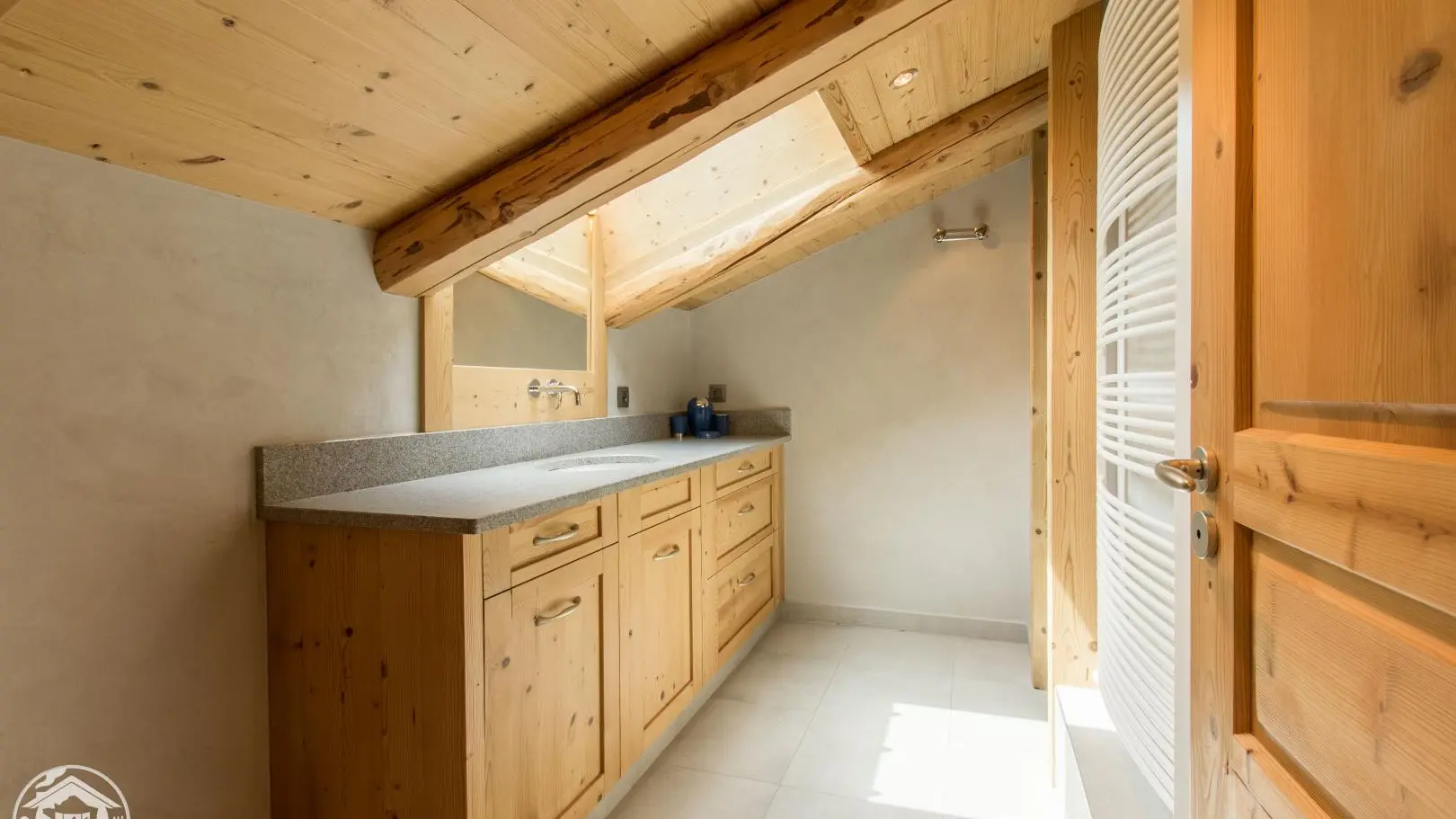 spacieuse salle de bain avec douche italienne