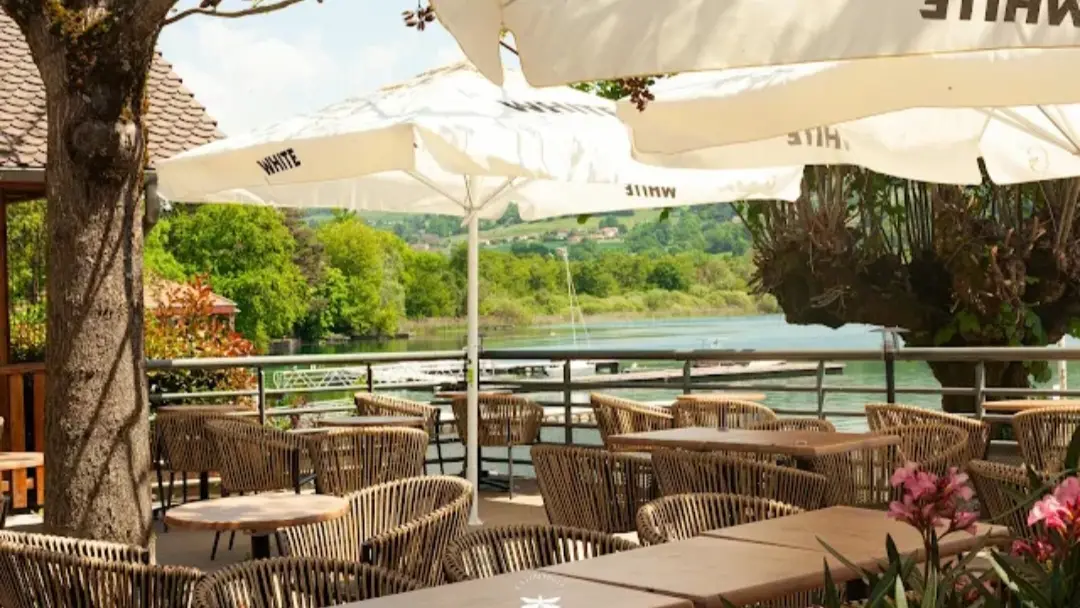 La Terrasse surplombant le lac de Paladru