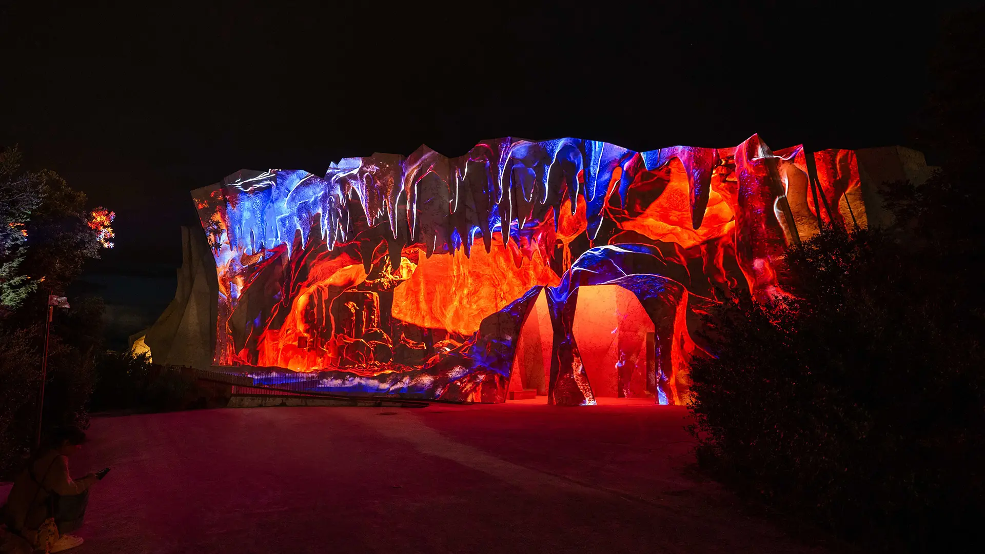 Découvrez le parcours lumineux et sonore à la tombée de la nuit pendant les Soirées de Chauvet