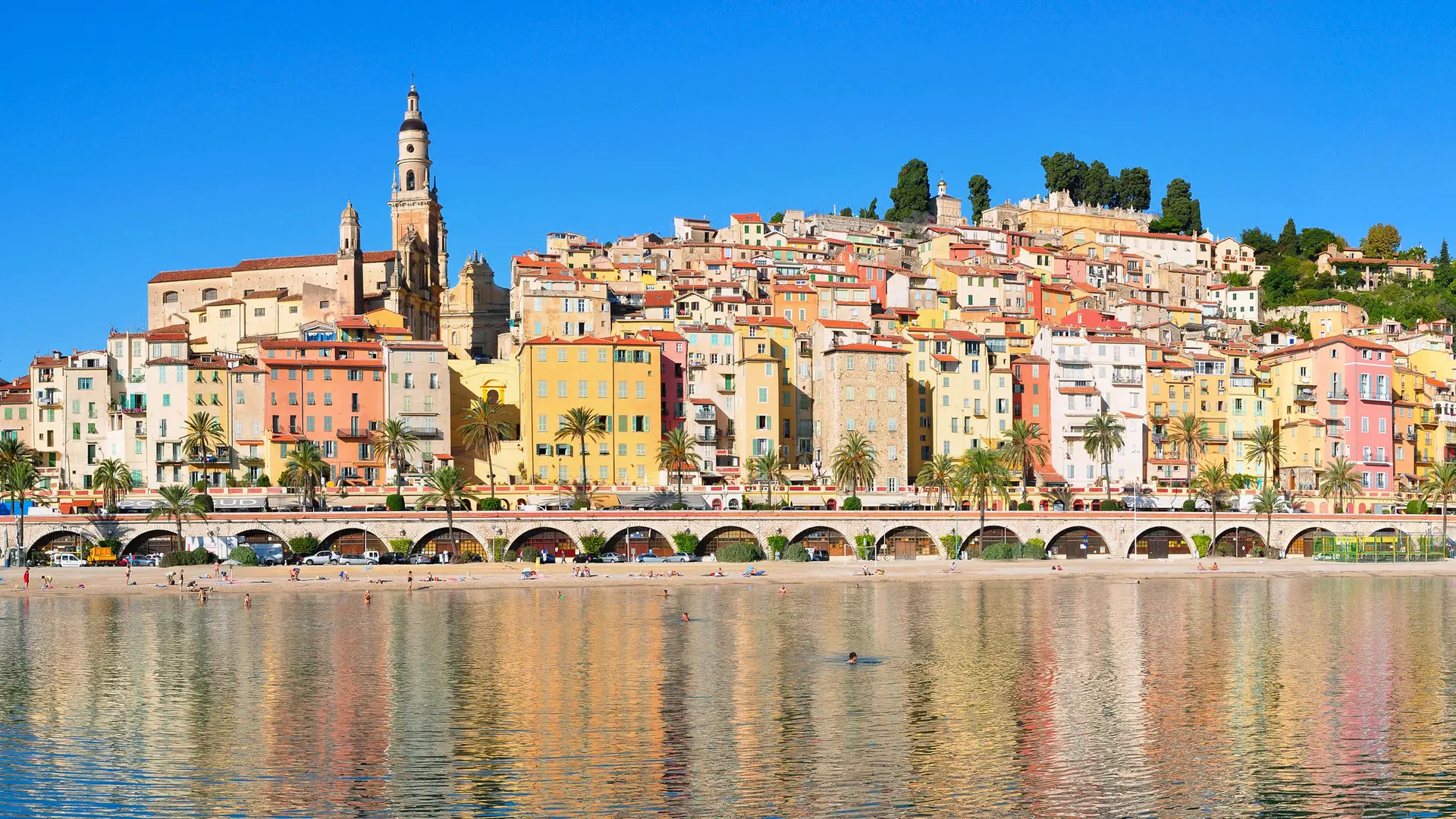 Panorama sur Menton et ses façades colorées