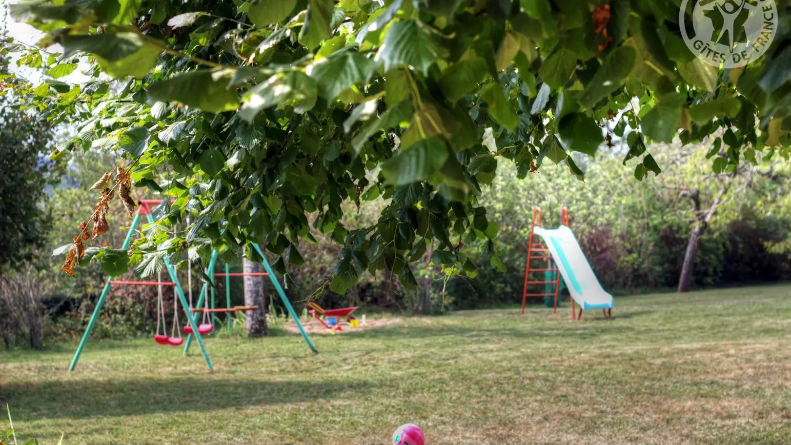 Jardin avec jeux enfants