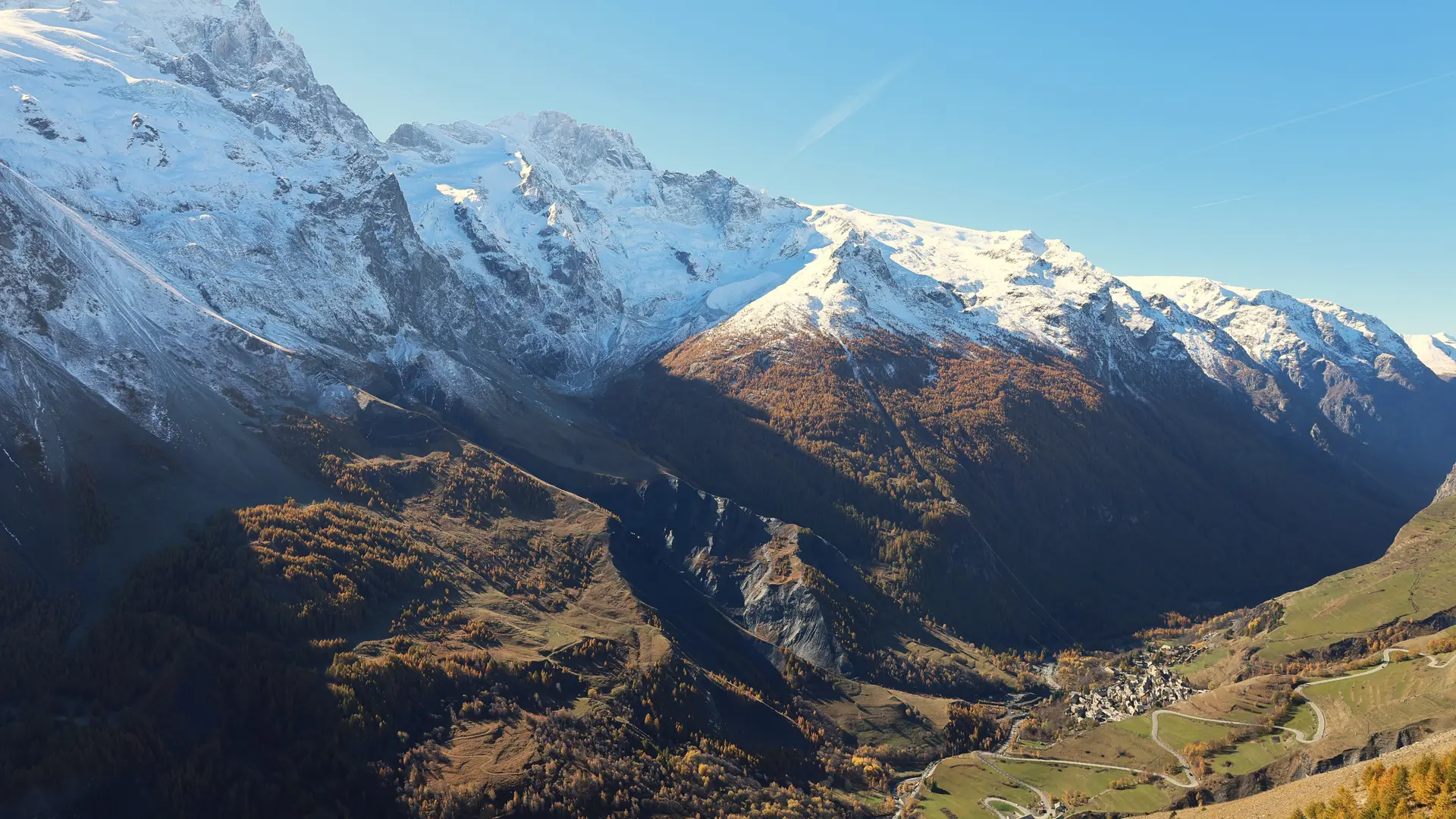 Vue sur le village de la Grave depuis l'Aiguillon