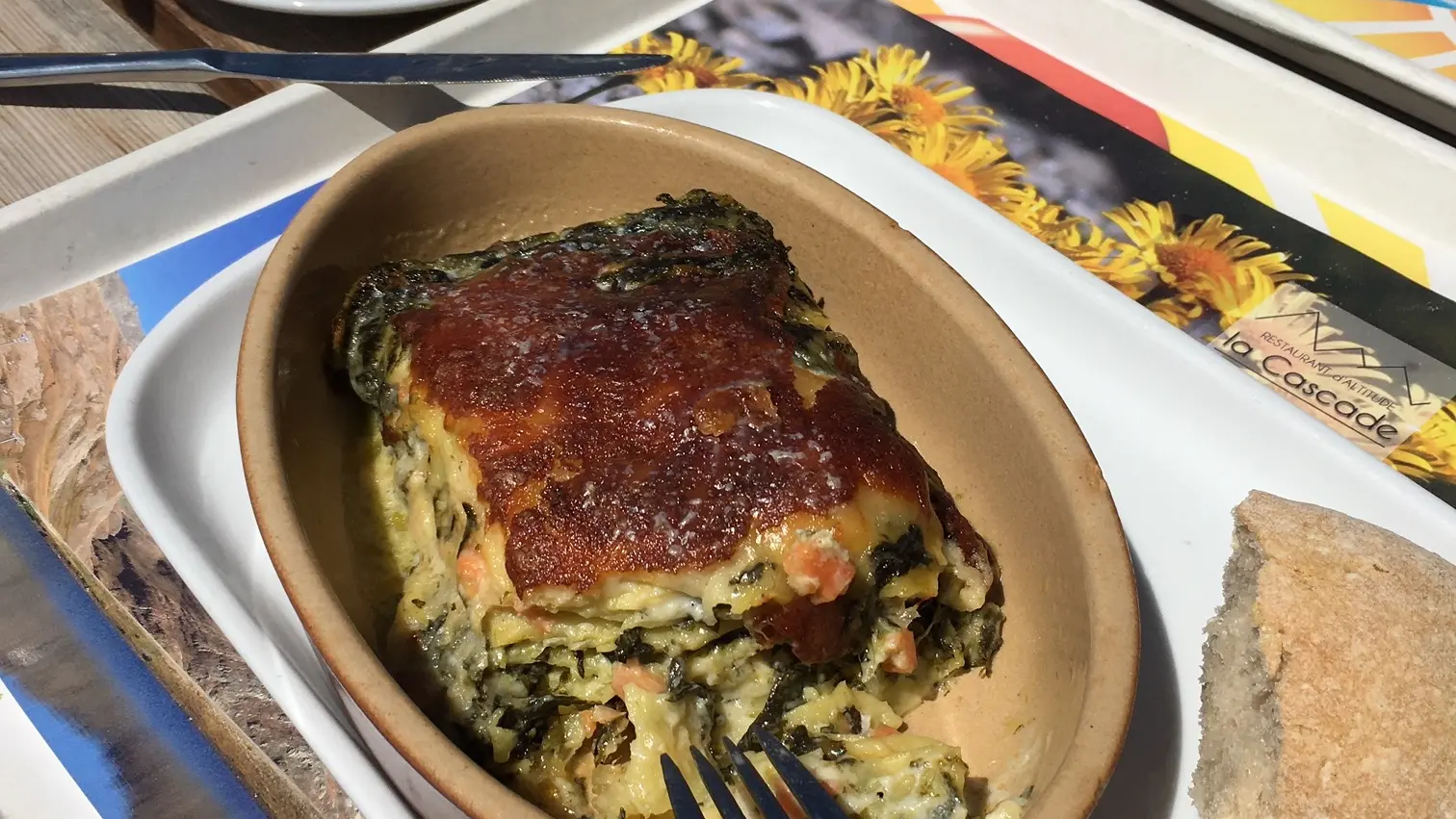Lasagnes saumon-épinard et tarte citron meringuée (faits maison) - Restaurant La Cascade