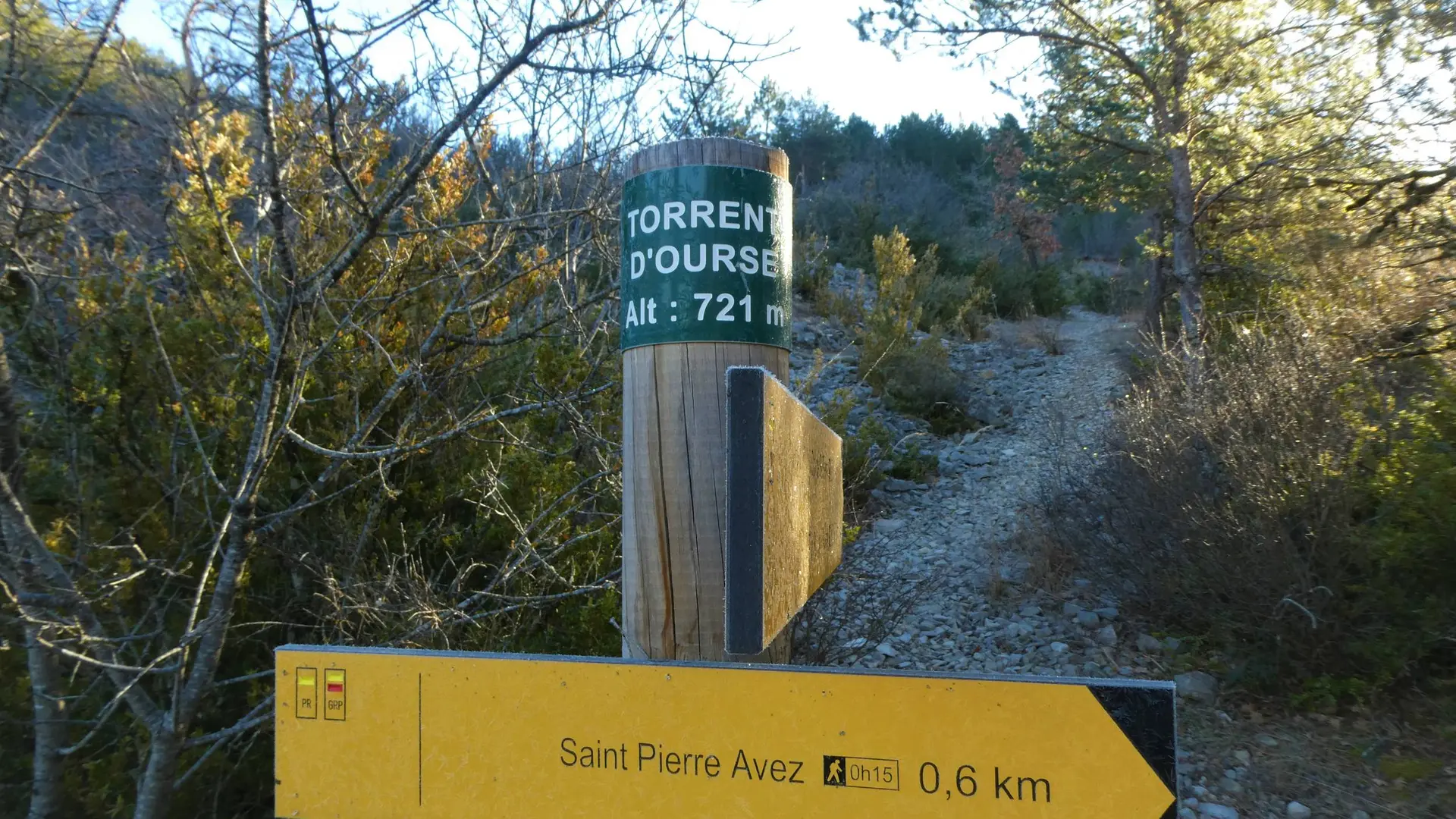 Suivre les indications signalétiques en chemin