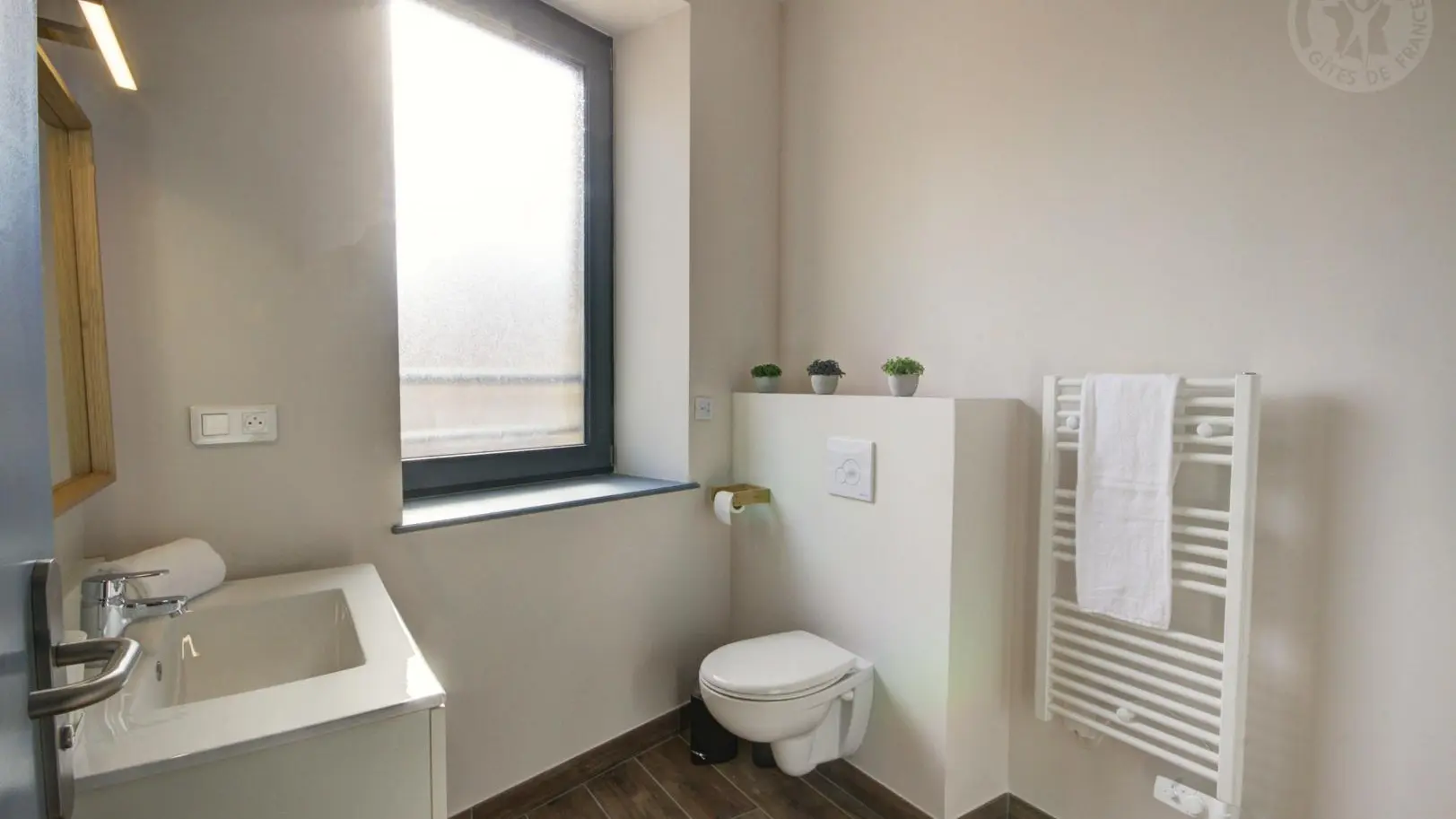 Chambre Le Coton : 2 lits 90 pouvant se jumeler avec sanitaires complets et privatifs à la chambre.