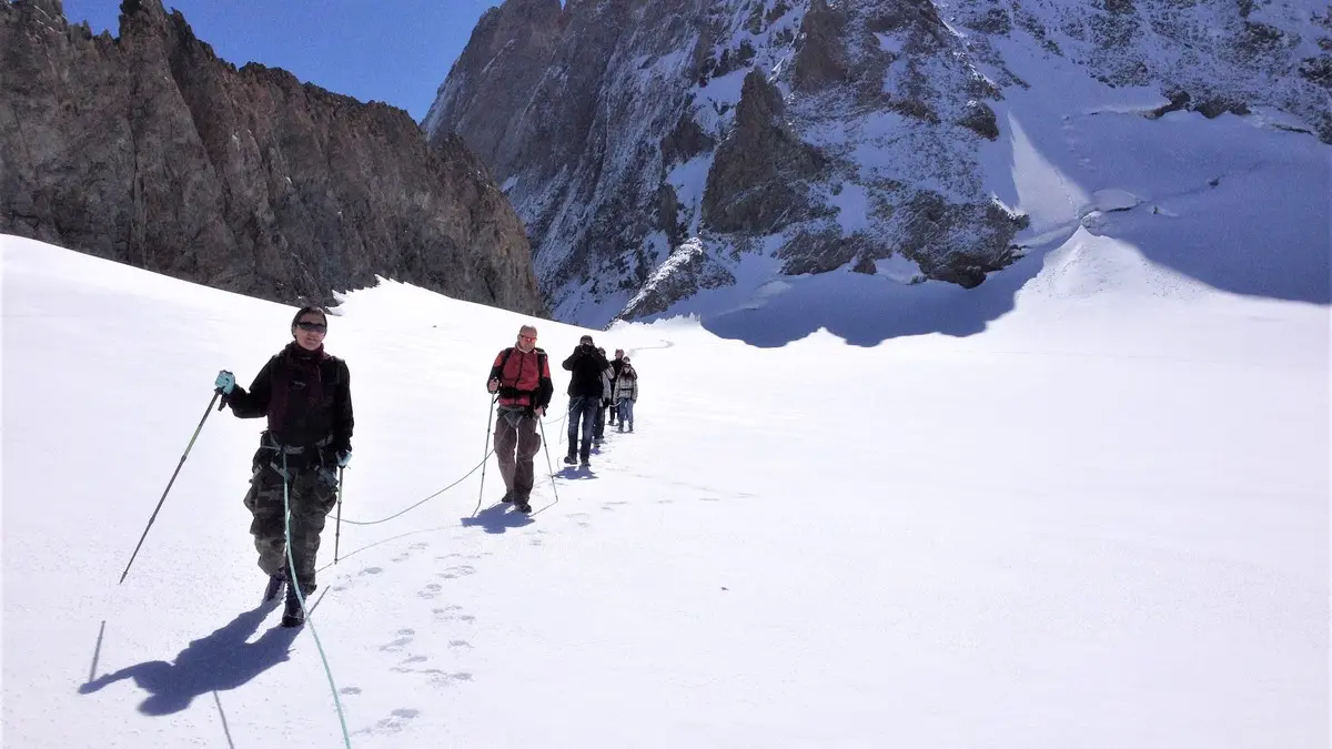 Cordée en balade sur le glacier - La Grave