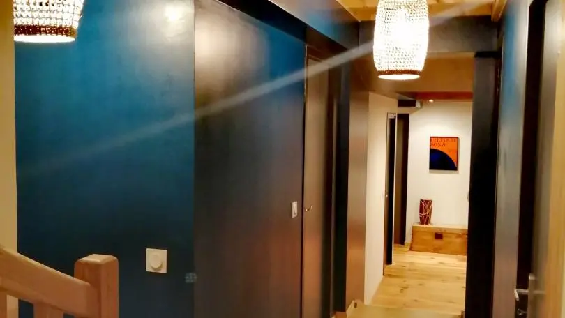Au niveau des chambres, le couloir bleu