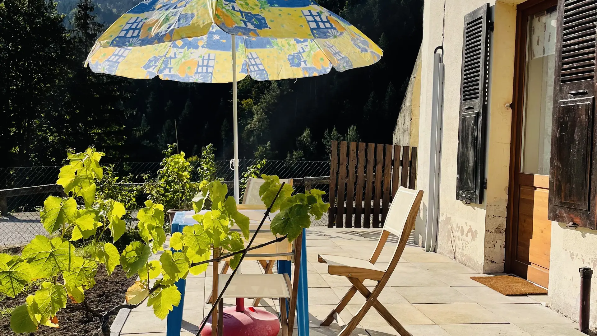 Terrasse et entrée du gîte