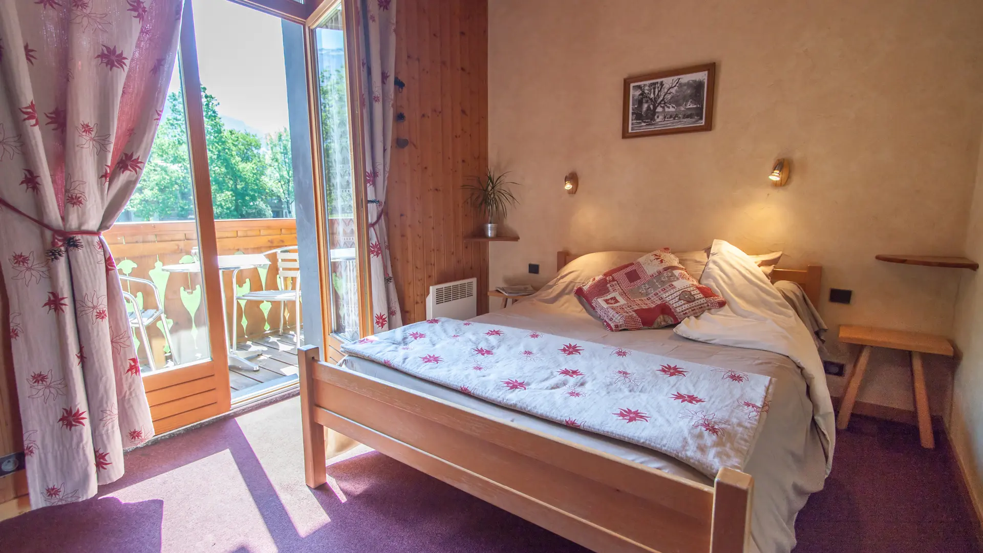 Vue sur chambre avec lit double et balcon