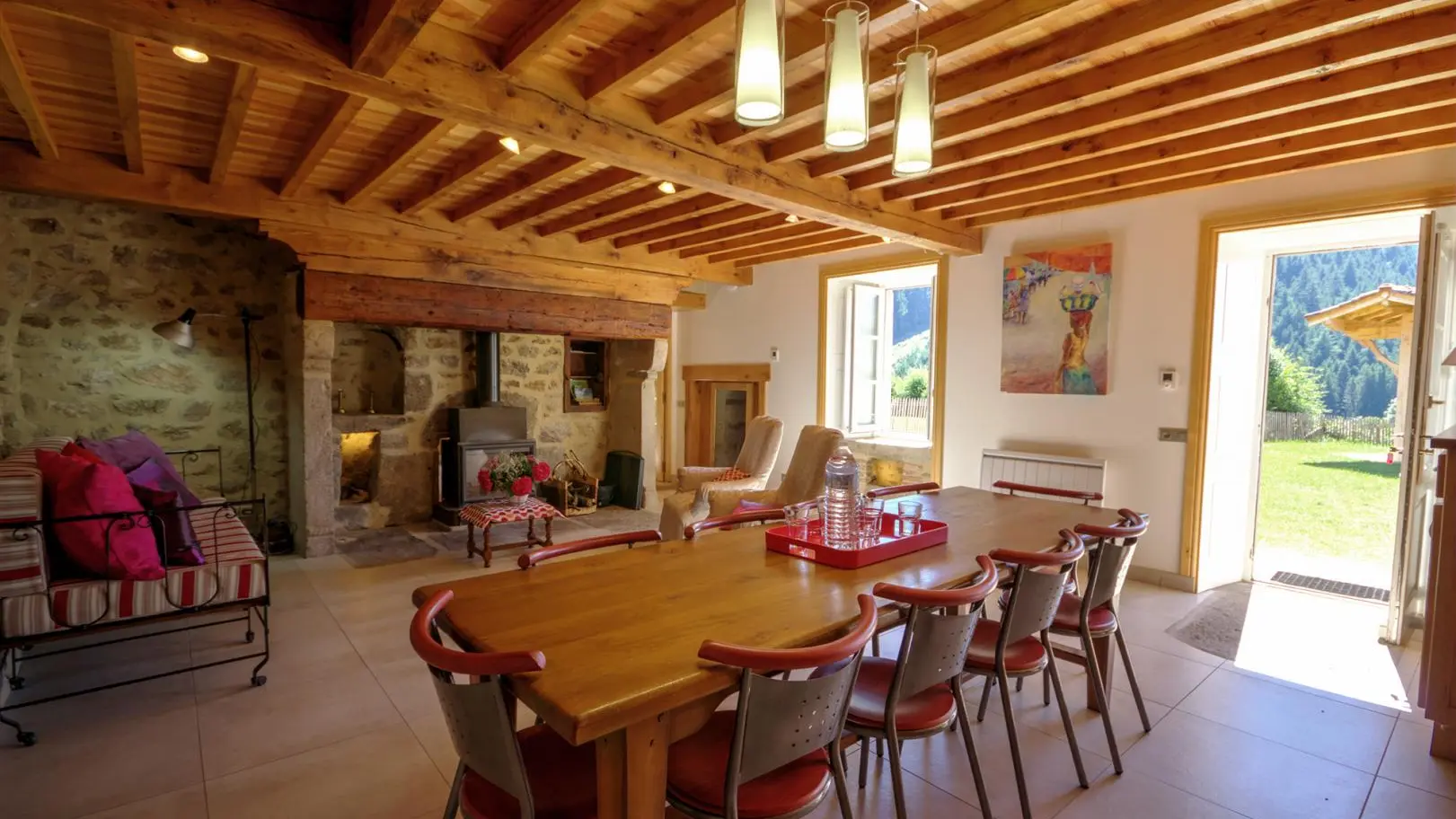 salle à manger avec vue sur cheminée 
et ouvertures sur espace extérieur