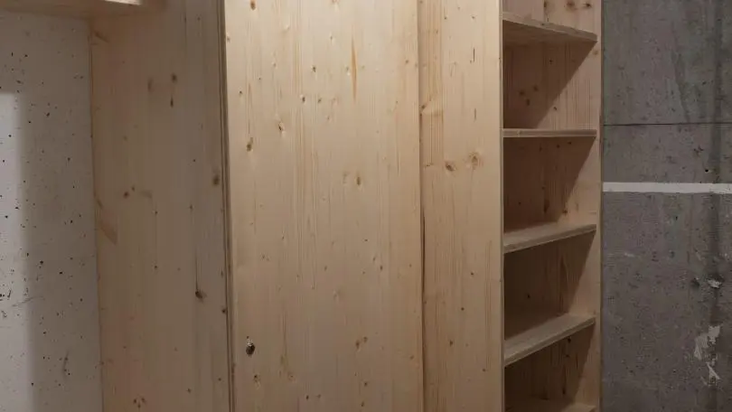 Le local situé au sous sol et ses rangements.