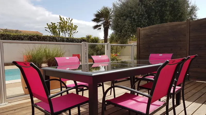 Terrasse privative aménagée, vue sur la piscine