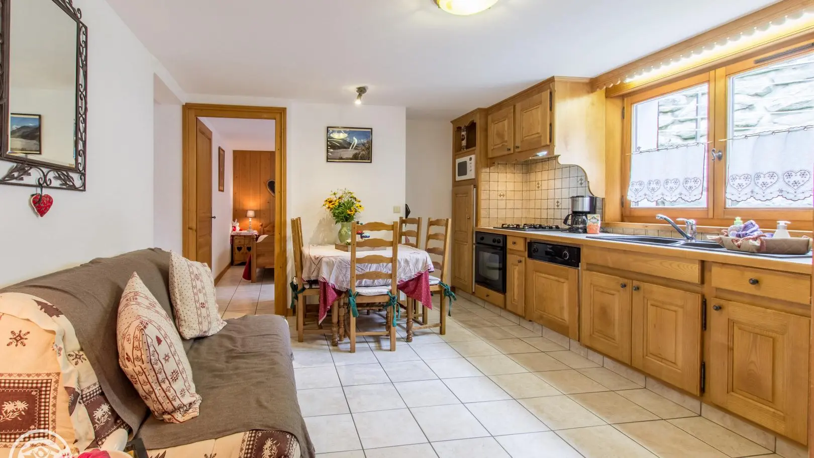 cuisine tout équipée : four, lave-vaisselle, micro-ondes, frigo, congélateur, plaque  gaz avec 4 feux, grille-pain, cafetière filtre