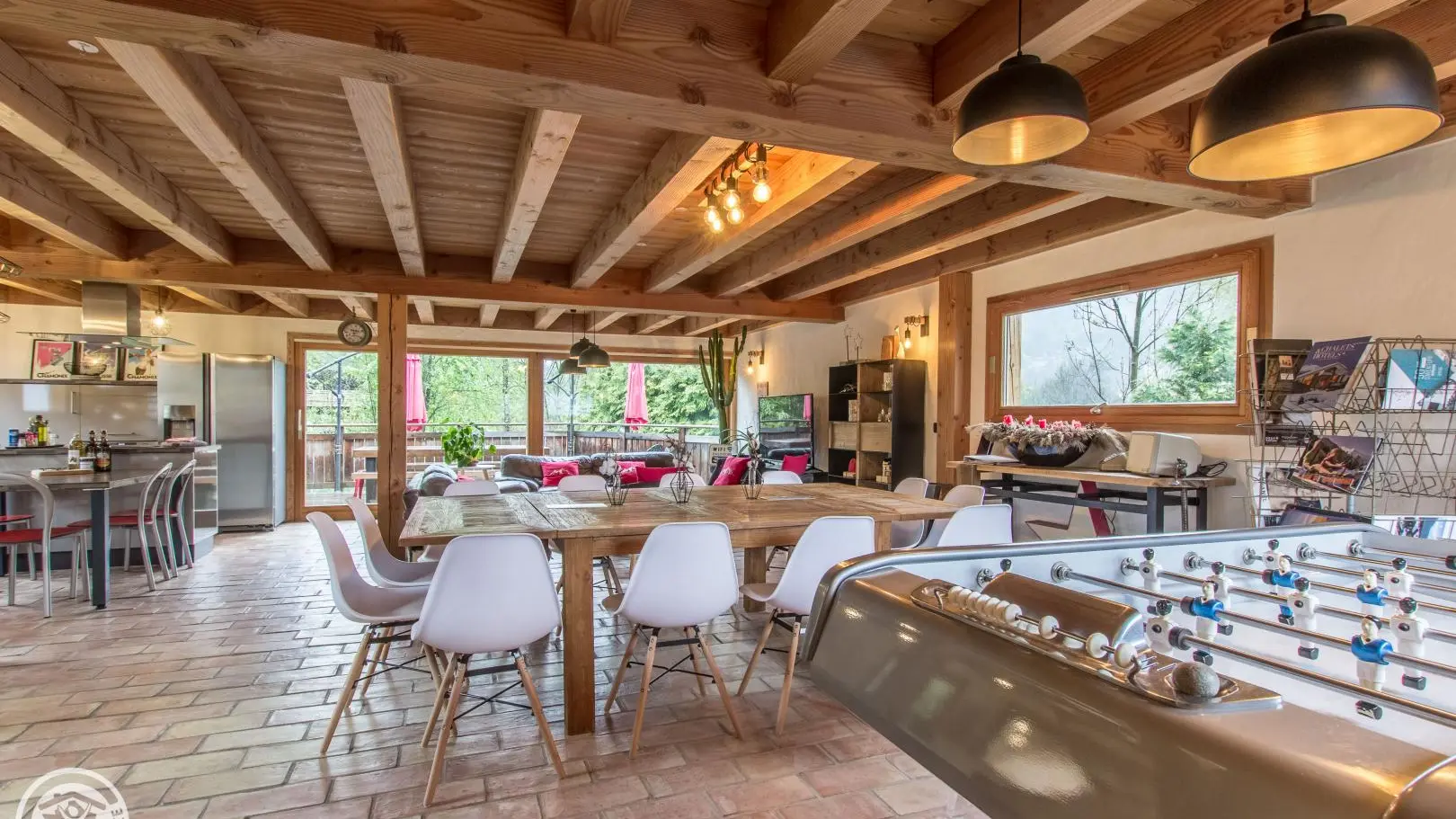 Salle à manger, salon et cuisine