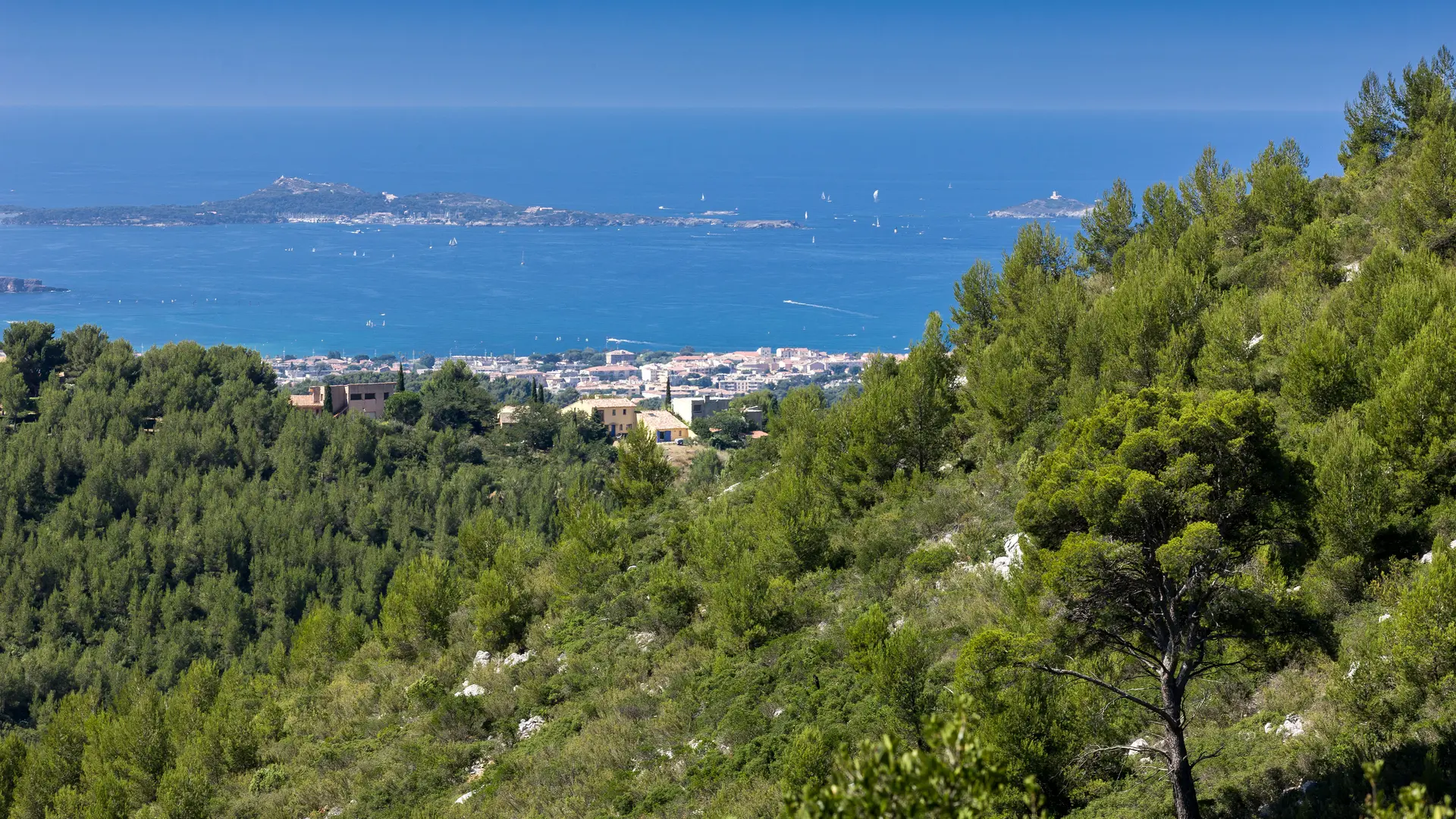 Vue panoramique sur les îles et la méditerranée