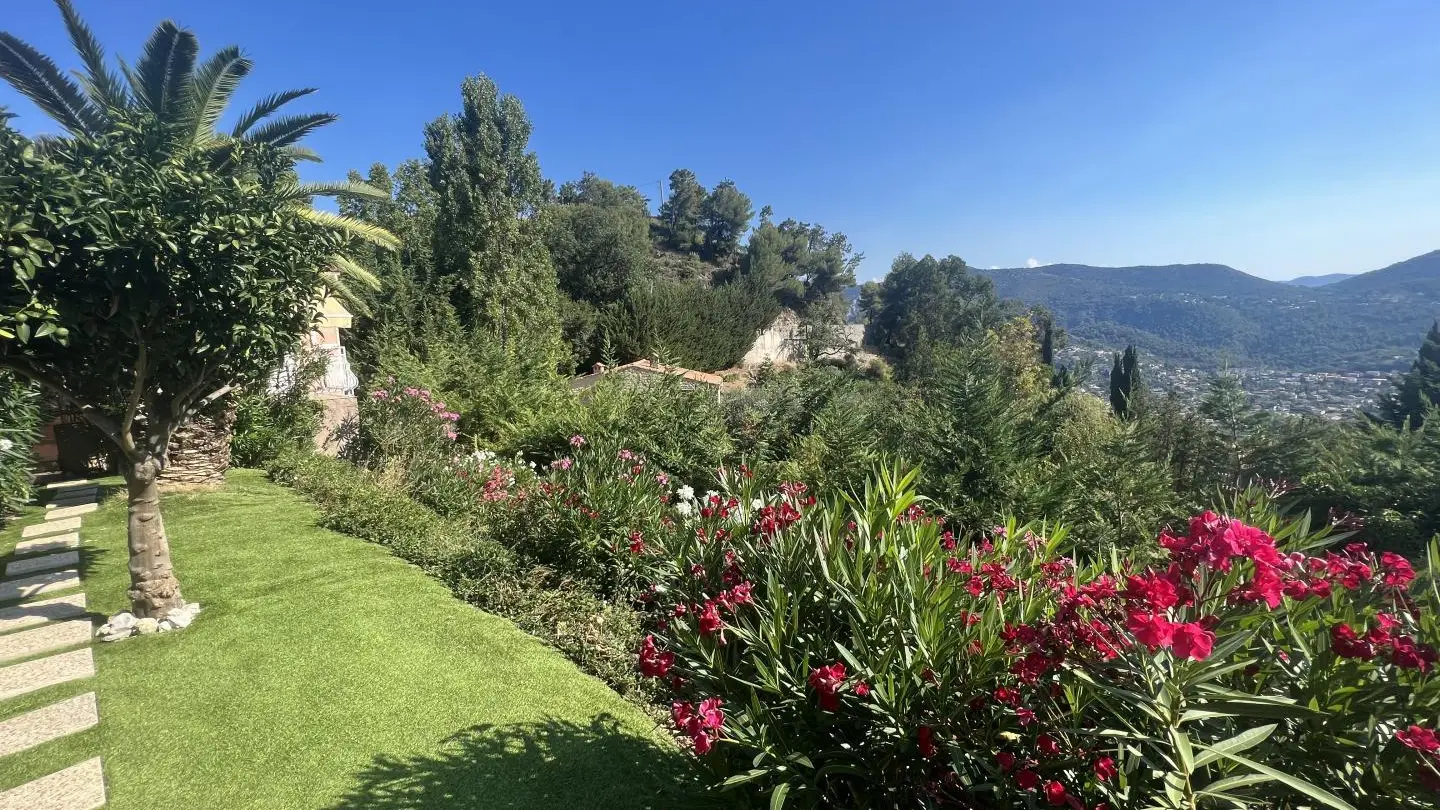 Villa palmeraie Aspremont 06-Vue depuis la terrasse-Aspremont-Gîtes de France des Alpes-Maritimes