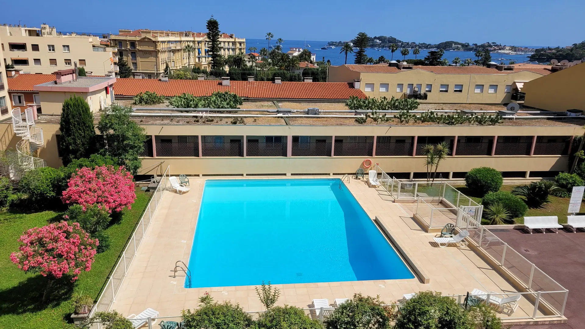PISCINE COLLECTIVE Vue de la terrasse et du living