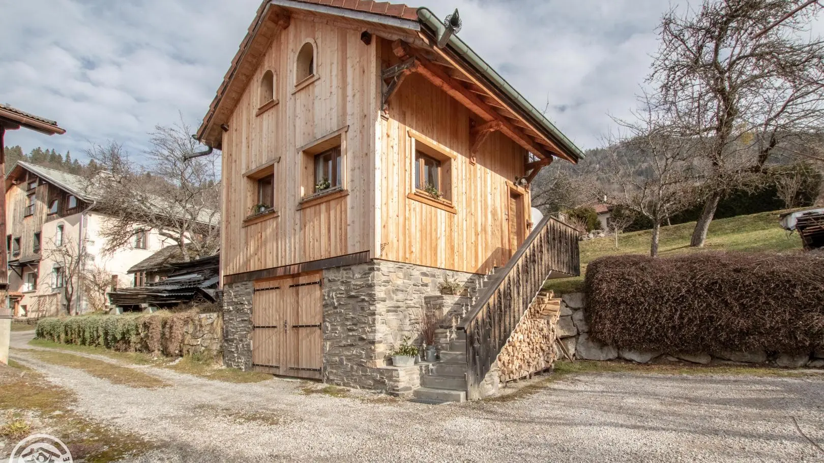 Places de parking à côté du gîte.