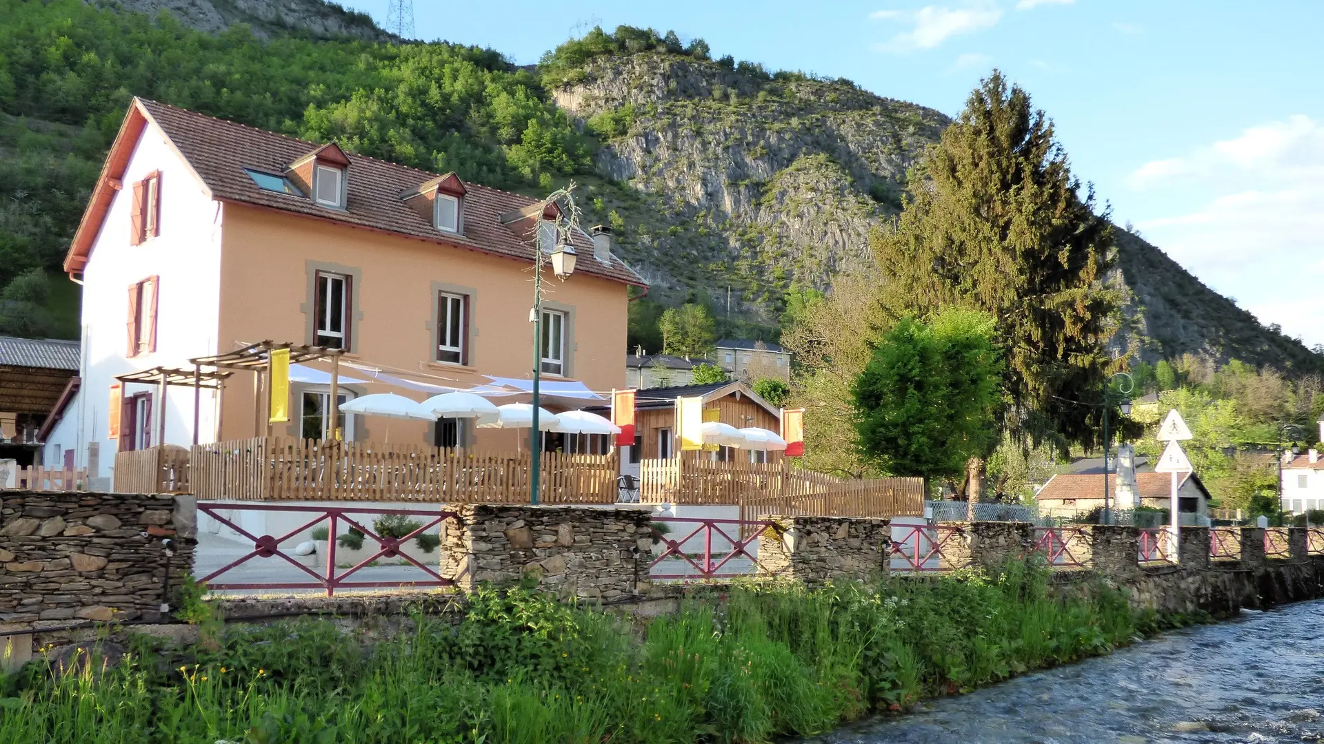 Vue depuis la rive du ruisseau Saleix