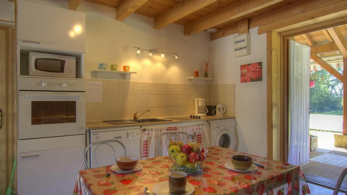 Espace cuisine donnant sur la terrasse.
