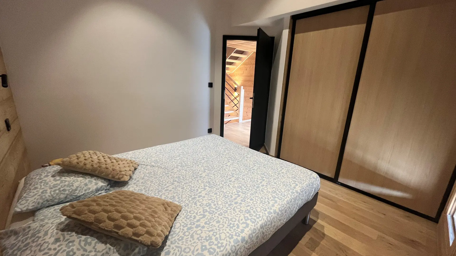 Une chambre avec un lit double