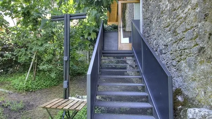 L'entrée du gîte se fait par des escaliers extérieurs