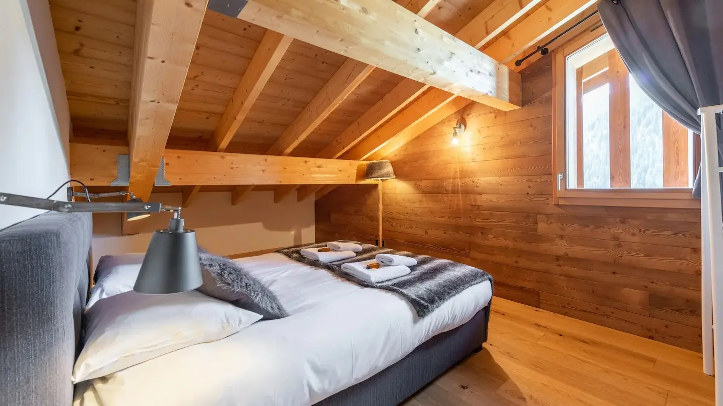 Chambre double avec fenêtre et poutres apparentes