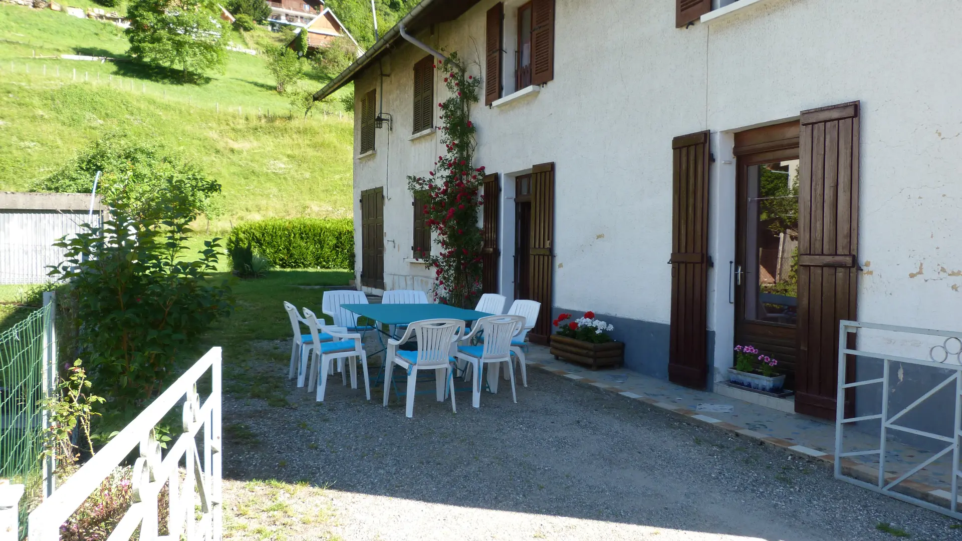 La cour et sa terrasse