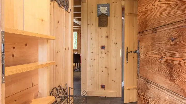 Entrée du chalet avec grand espace de rangement